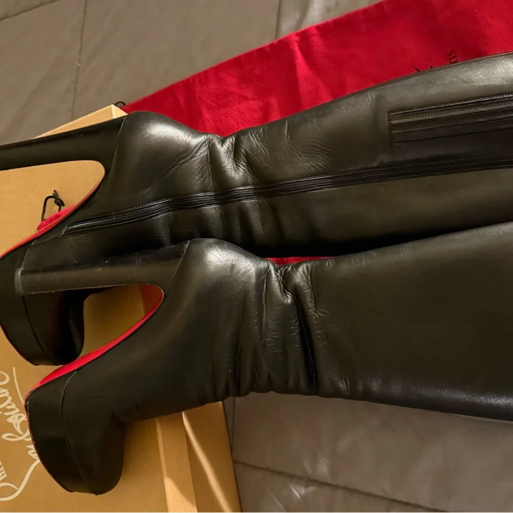 100% Authentic Christian Louboutin

Loo Botta Alta 130MM Leather Boots - Picture 4 of 8
